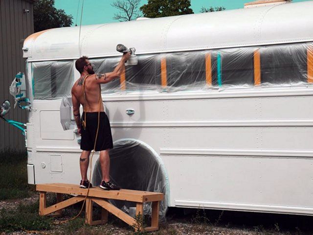 Школьный автобус превратили в дом мечты