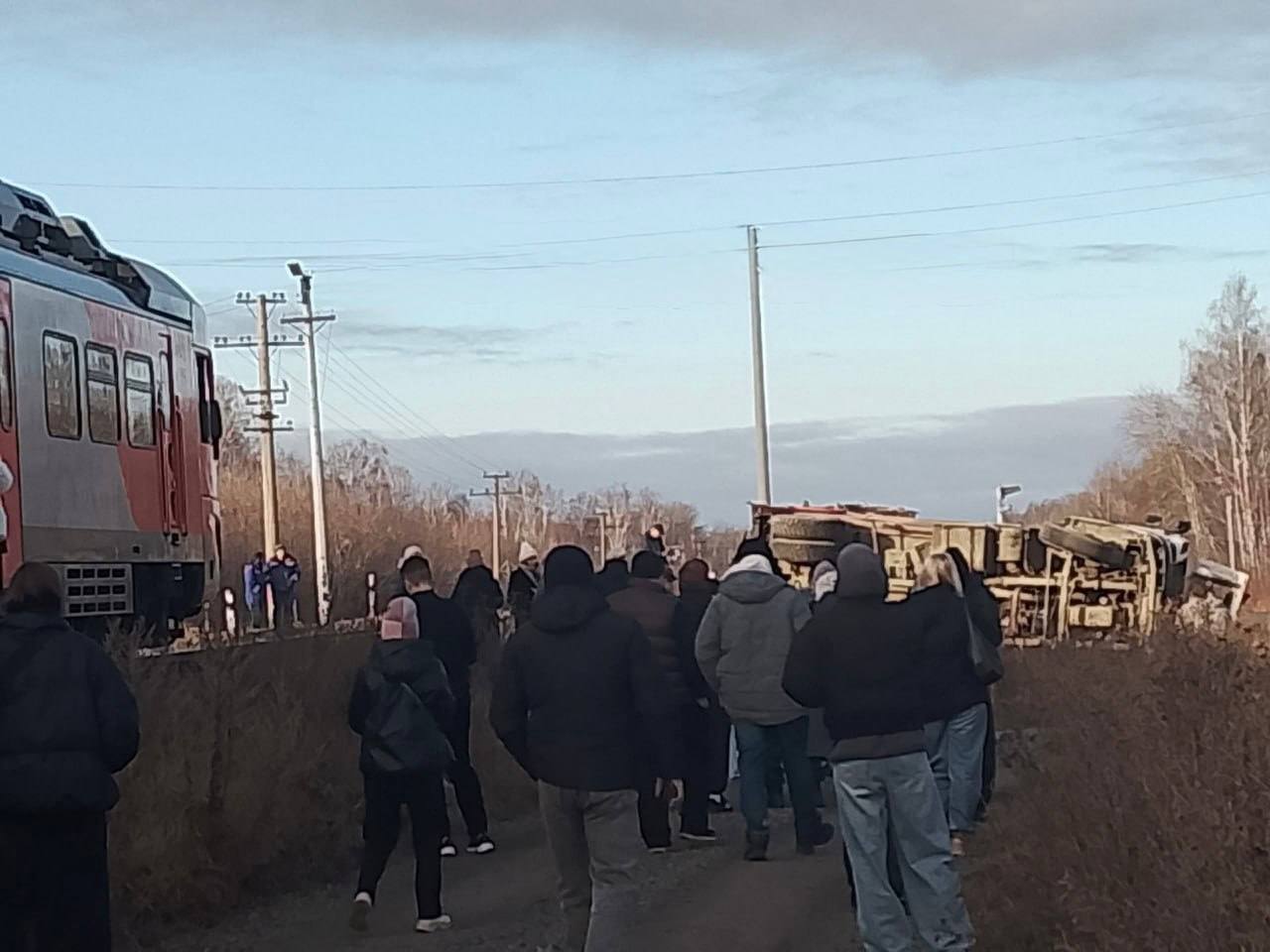 Под Челябинском поезд врезался в мусоровоз, есть погибший и