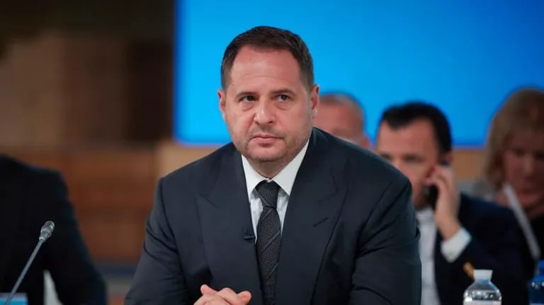 Украина не откажется от своего вступления в НАТО 3 ⚡️Украина не откажется от своего вступления в НАТО в будущем, несмотря на мирный план США.Об этом изданию Axios заявил глава ОП Украины Ермак.Однако он отметил — сейчас реальность такова, что «Украина не в НАТО».👉 Новости | INFOPULSE