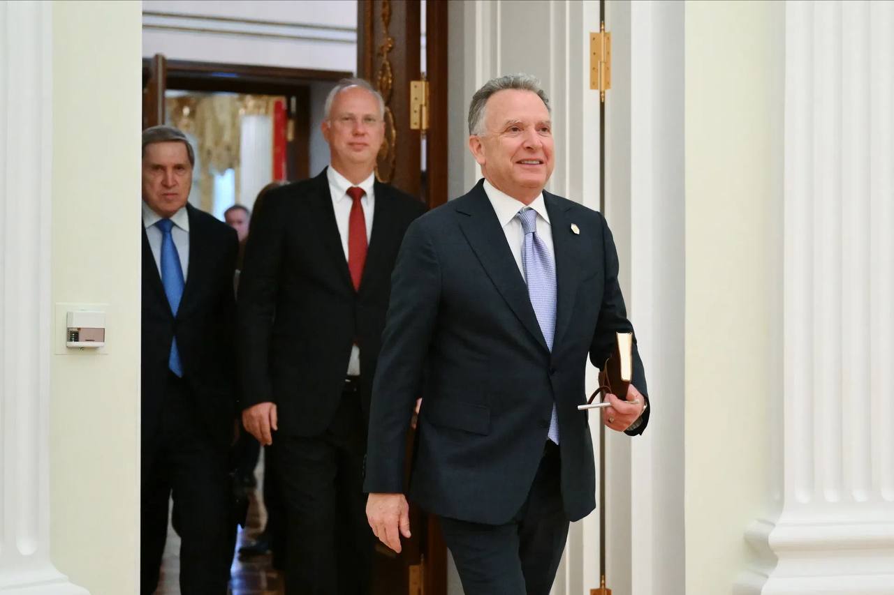 Переговоры спецпосланника США с Россией шли 3 ⚡️Переговоры спецпосланника США с Россией шли в обход американских чиновников, — WSJ со ссылкой на источники.Издание пишет, что Уиткофф вёл девятимесячные переговоры с главой РФПИ Дмитриевым без полного информирования профильных ведомств США. Минфин часто узнавал детали от британских коллег, а ЦРУ и Госдеп не были полностью в курсе обсуждавшихся вопросов, включая возможный обмен заключёнными.Европейских чиновников шокировал отчёт ЕС о совместных американо-российских проектах, включая добычу редкоземельных металлов в Арктике. Переговоры вызвали обеспокоенность из-за отсутствия прозрачности.👉 Новости | INFOPULSE