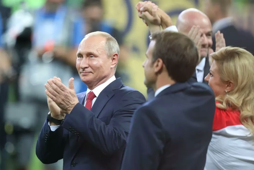 Путин высказался о проблемах судейства в российском футболе 3 🎯 Путин высказался о проблемах судейства в российском футболе Президент Российской Федерации Владимир Путин высказался на тему скандалов, связанных с судейством в российском футболе, подчеркнув, что болельщики часто акцентируют внимание на скандальных ошибках арбитров в матчах российских чемпионатов.