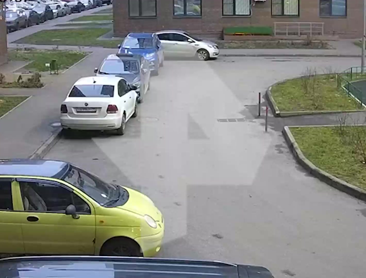 Мужчина упал с высоты на припаркованную машину 3 Миниатюра видео