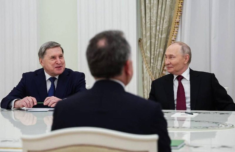 Переговоры Путина и Уиткоффа идут уже почти ЧЕТЫРЕ часа... 3 Переговоры Путина и Уиткоффа идут уже почти ЧЕТЫРЕ часа: Россия на уступки не идет...При этом NBC News со ссылкой на российские источники сообщила, что Россия не будет идти на компромисс по ключевым вопросам: вывод (добровольно) ВСУ с Донбасса, численность ВСУ, официальное признание новых российских территорий Европой и США.И понятно, что это ставит крест на любых возможностях достигнуть компромисса сегодня.Но можно использовать данную встречу для будущих наработок. Вероятно именно это сейчас и делается …