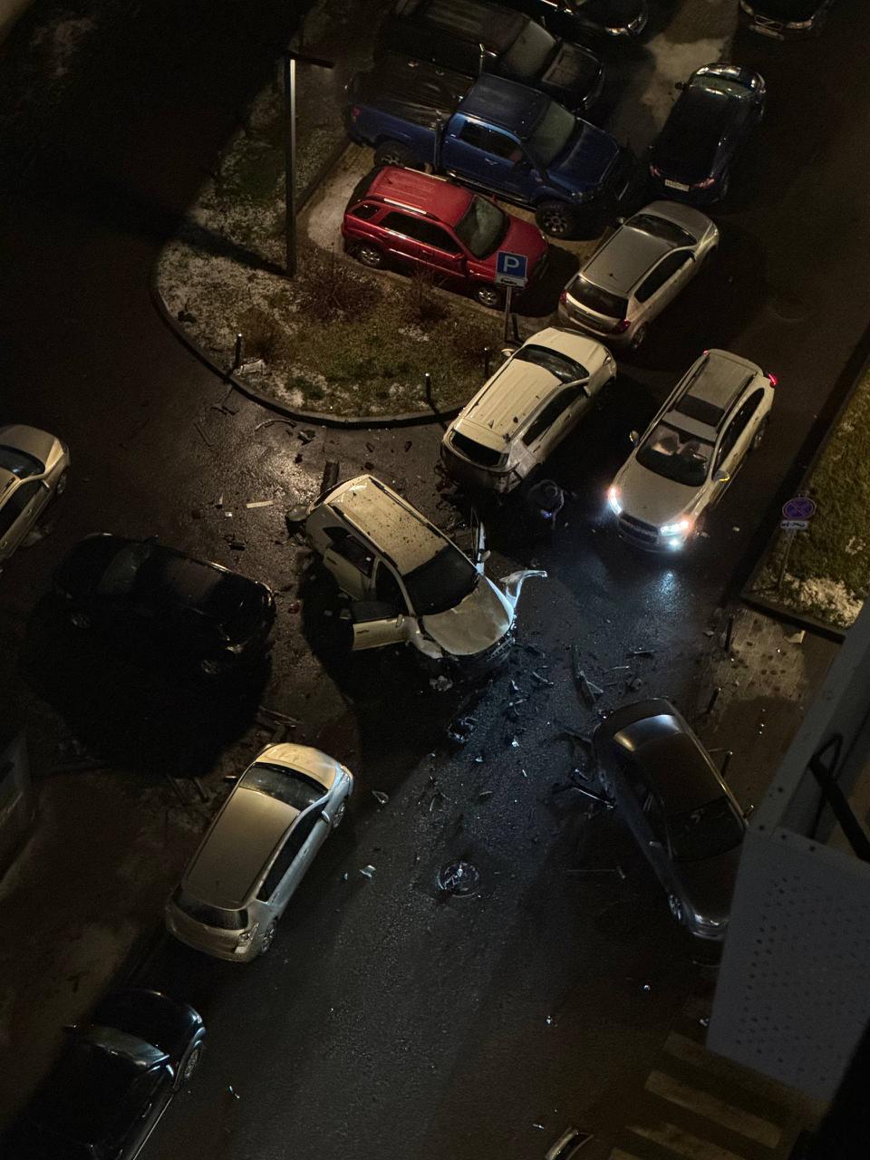 Во дворе жилого дома в московском Ясенево взорвался... 4 ⚡Во дворе жилого дома в московском Ясенево взорвался автомобиль. Жители услышали сильный взрыв рано утром, по данным экстренных служб, пострадал один человек. Причины взрыва уточняются, на месте работают оперативные службы. 👉 Новости | INFOPULSE
