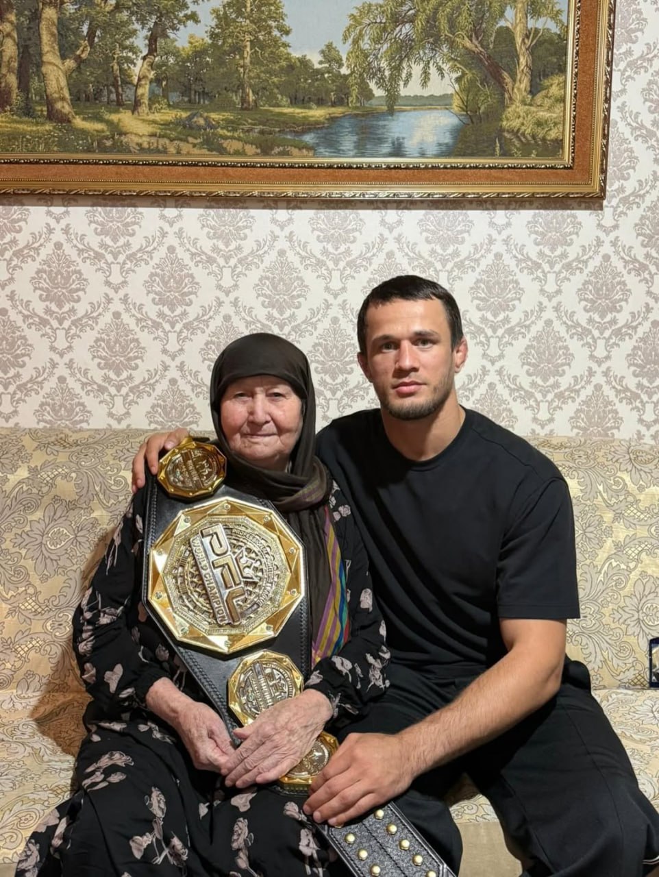 Чемпион PFL Усман Нурмагомедов привёз пояс своей бабушке А... 3 Чемпион PFL Усман Нурмагомедов привёз пояс своей бабушке ❤️🔥
А мы разминаемся чтением дайджеста перед главными событиями дня на Олимпиаде 👇
🤔 Европейский бойкот КХЛ не имел смысла? Это доказывает игра сборной Словакии
🏎 У какой команды Формулы-1 самая красивая ливрея машины? Голосуйте!
🏒 США идут по графику Канады, Латвия сотворила большую сенсацию. Итоги хоккейного дня на ОИ
🏀 Конкурс слэм-данков больше не вау. НБА срочно нужен перезапуск
⚽️ Явление АПЛ старта 2010-х. Взяли Кубок у «Сити» и подняли звёзд, а сейчас — в третьей лиге
: Telegram | MAX
👉 Спорт| INFOPULSE
