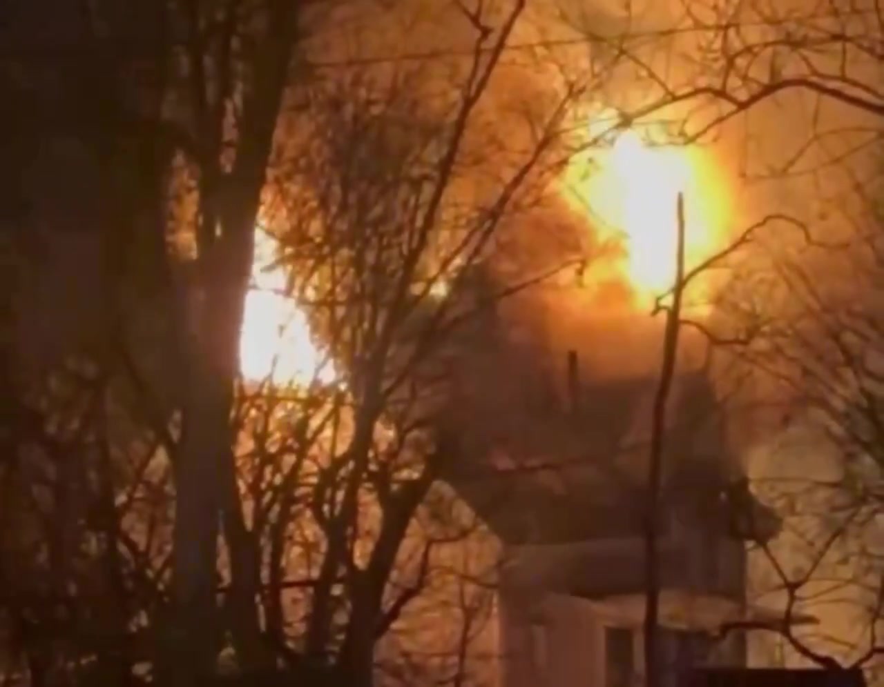 Во Владивостоке горит зоопарк, СМИ. Пожар охватил дом 3 Миниатюра видео