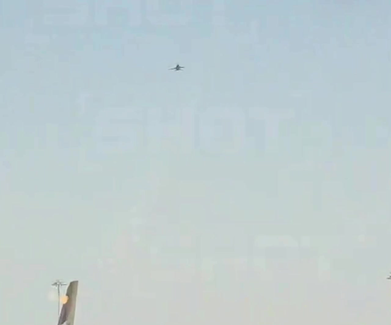Военные самолёты кружат над аэропортом Абу-Даби 3 Миниатюра видео