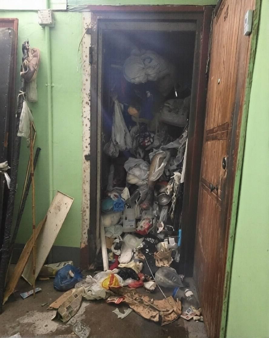 В питерской квартире среди гор мусора обнаружили труп... 5 В питерской квартире среди гор мусора обнаружили труп пенсионерки. Спустя несколько дней там же нашли её живую дочь.Соседи давно били тревогу из-за невыносимого запаха, но вскоре к смраду прибавился трупный запах и тогда было решено вызвать полицию.Вскрыв квартиру, сотрудники обнаружили забитое до потолка мусором помещение, среди которого лежало тело пенсионерки. Труп вынесли, а коммунальщики приступили к уборке мусора и санитарной обработке.Лишь на четвёртый день, пробираясь сквозь горы мусора, в одной из комнат обнаружили дочь погибшей. Во время первого осмотра её просто не заметили, так как она была практически погребена под завалами.Ей помогли выбраться и передали врачам. Квартиру продолжают разгребать.👉 Новости 18+ | INFOPULSE