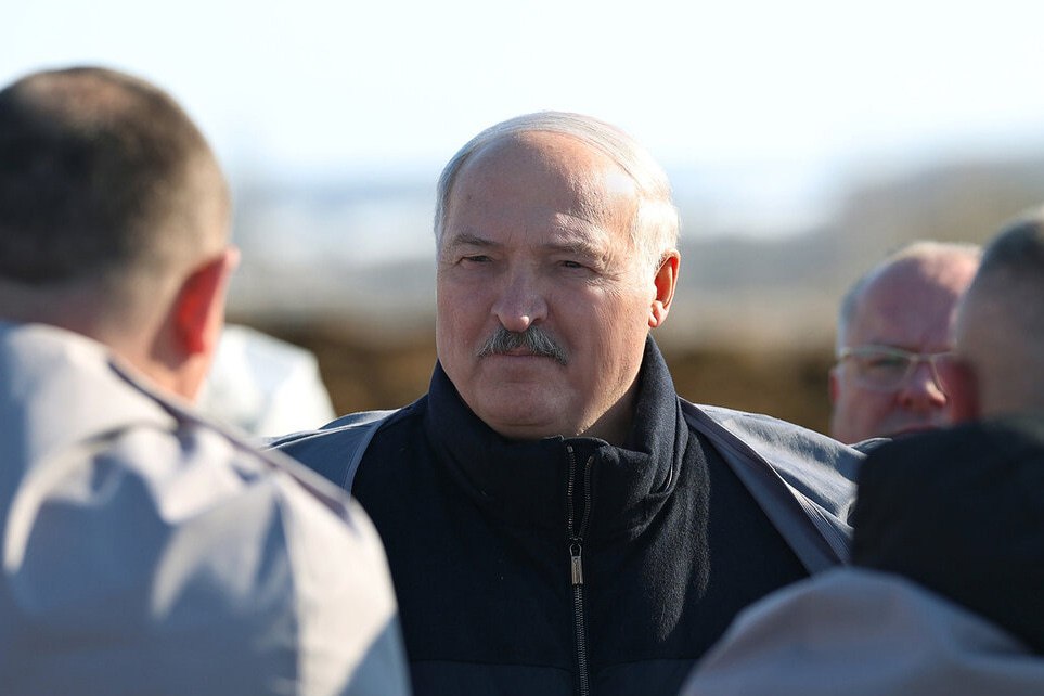 Дрон упал на женщину в Беларуси, Лукашенко. По его словам 3 ⚡️Дрон упал на женщину в Беларуси, — Лукашенко.По его словам, беспилотник был подавлен российской системой РЭБ, после чего потерял управление и упал на территории страны, ранив женщину.Лукашенко отметил, что целенаправленного удара по Беларуси не было, и подобные случаи уже происходили ранее.👉 Новости | INFOPULSE