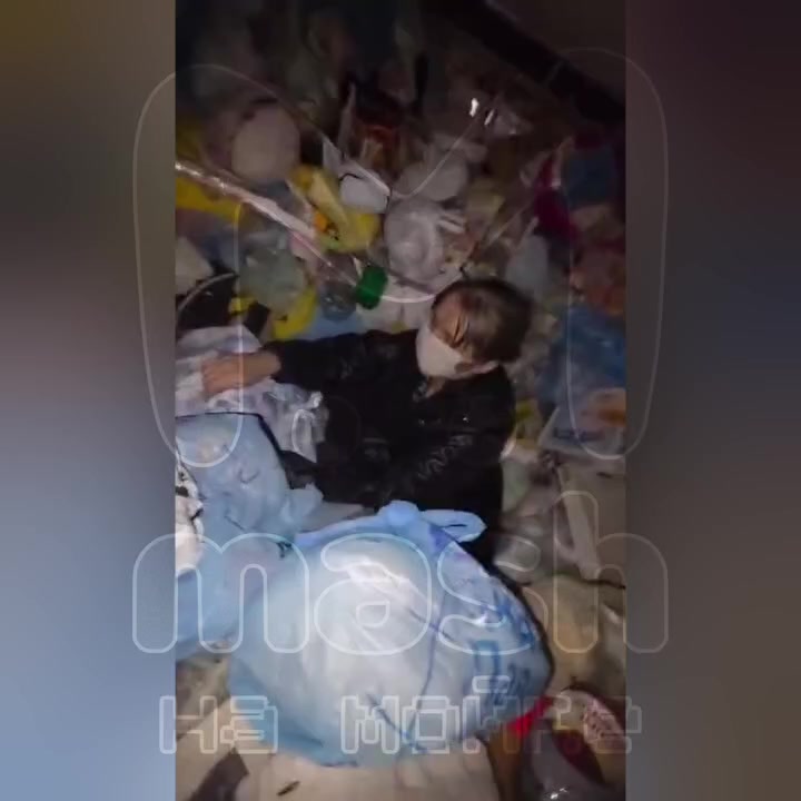 В питерской квартире среди гор мусора обнаружили труп... 7 Миниатюра видео