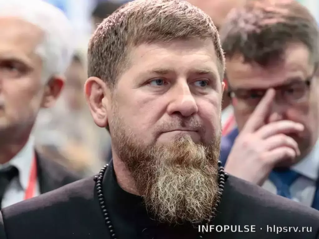 Кадыров показал экран блокировки с Путиным и отцом в 03:25 3 Кадыров показал экран блокировки с Путиным и отцом в 03:25 — фото 2 из 2, источник: Lenta.ru