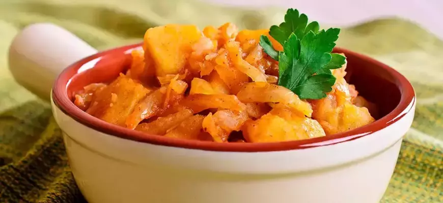 Тушеная капуста с курицей и картошкой: 40 минут и 444 ккал на порцию